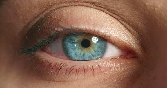 在微距或特写镜头中，女性的眨眼、视力和蓝