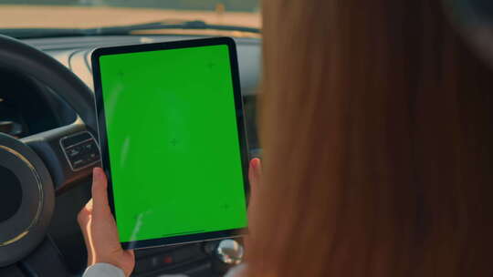 旅行者使用小工具公路旅行视频素材模板下载
