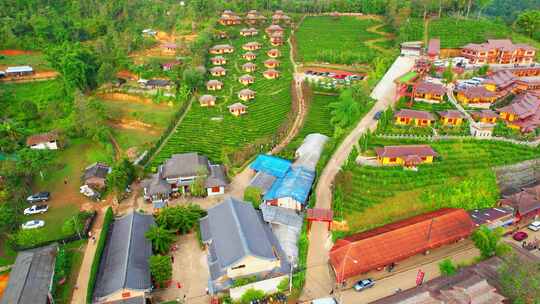 无人机正在泰国的一个中国村庄上空飞行。