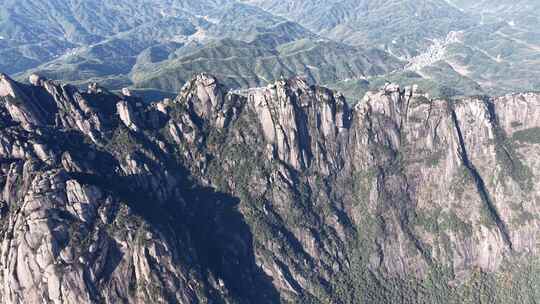 壮观的高山峻岭航拍全景