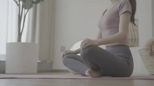 女生在瑜伽垫上呼吸冥想视频素材模板下载