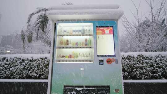 大雪中的户外饮料机