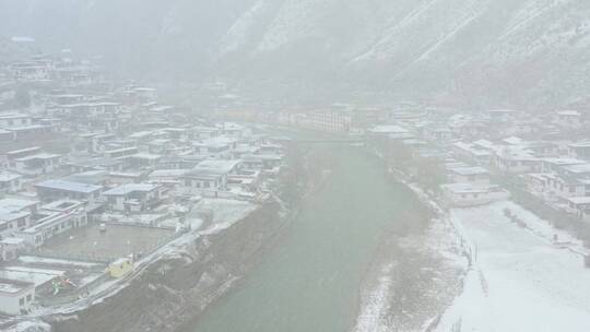 航拍川藏线上的藏主村庄大雪纷飞视频素材模板下载