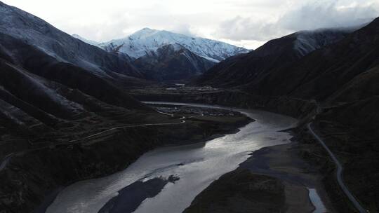 青海玉树三江源国家公园通天河雪山风光