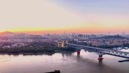 航拍清晨南京长江大桥日出车流铁路紫峰