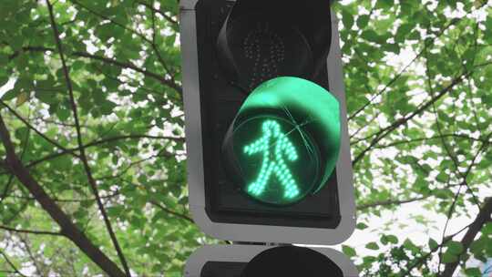 路口的红绿信号灯守护着行人与驾驶员的安全