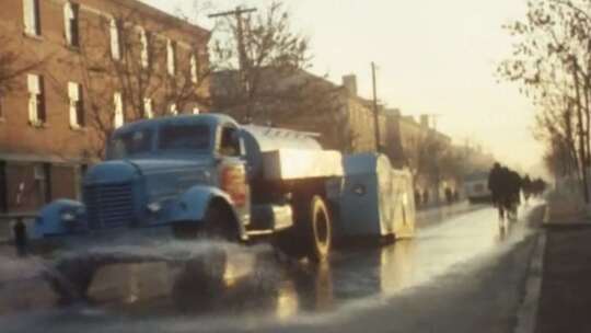 70年代哈尔滨长春清晨洒水车环卫工人自行车