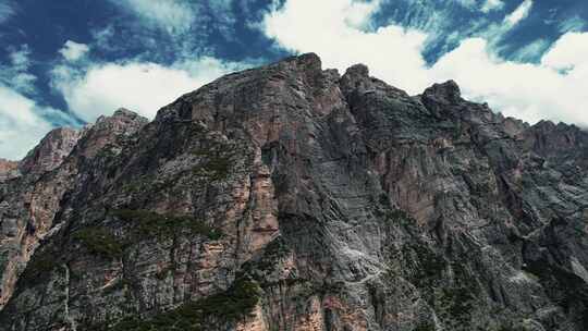 意大利北部白云石山脉白云石岩崖面的4k无