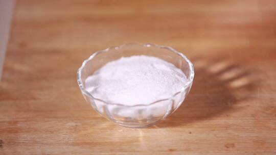 玻璃碗稀释盐水糖水
