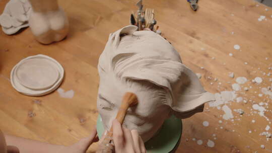 女工匠在车间里创作女性粘土头
