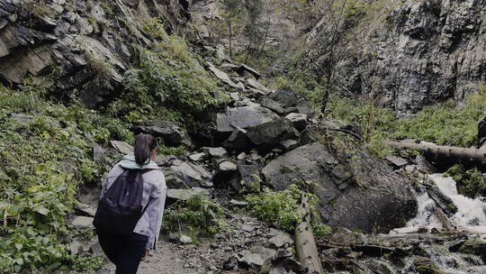 女人跟着急流穿过山口