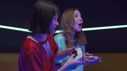 电子竞技一个情绪化的女性玩家在游戏机上玩