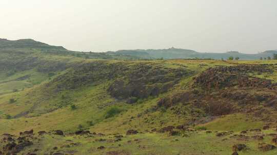 白天印度马哈拉施特拉邦郁郁葱葱的山谷景观。自然风光概念。无人机