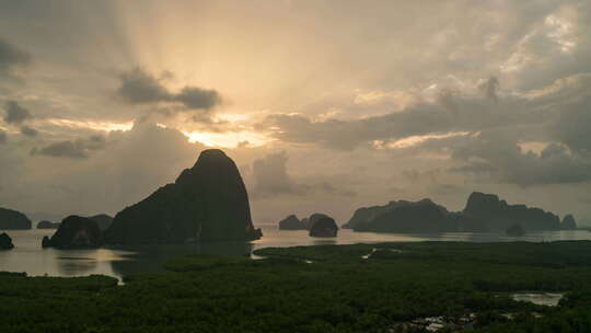 越南北部下龙湾的延时景观