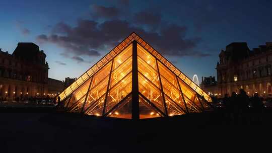 城市巴黎玻璃金字塔卢浮宫法国著名建筑地标