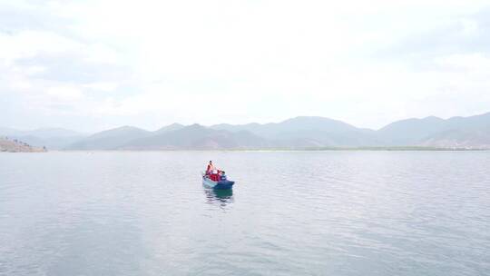 划船 泸沽湖