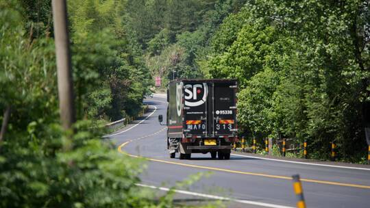 顺丰货运 车辆 行驶 美丽弯道 乡村公路视频素材模板下载