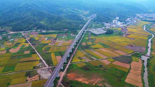 田野间的高铁线路航拍风光