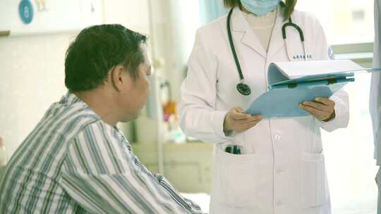 医院医生查看病人病历询问病人病情