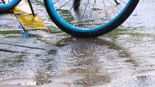 城市马路公路道路下雨天雨水雨滴街景街道街视频素材模板下载