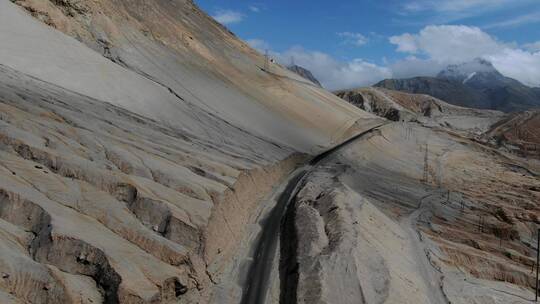 西藏喀什盘龙古道雪山湖泊风光