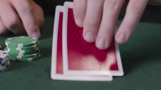扑克牌桌特写视频素材模板下载