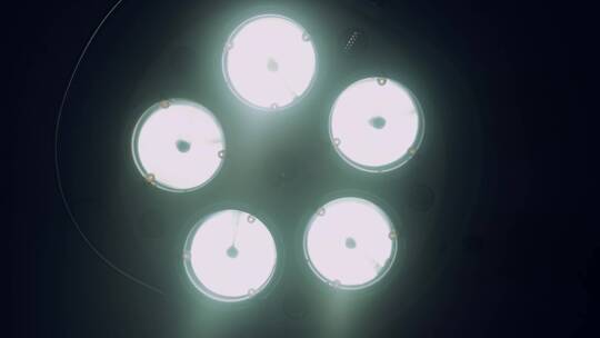 手术室照明灯开关的特写镜头视频素材模板下载