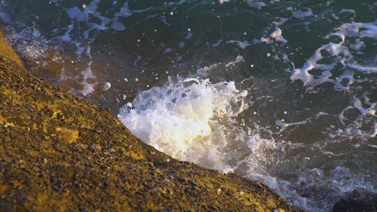 大气震撼海浪拍打在礁石上激起浪花04