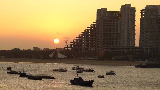 海边夕阳日落晚霞港口渔船安静唯美湖边岸边