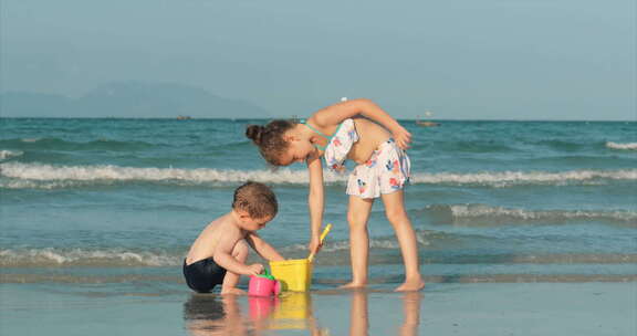 孩子们在海边玩沙子