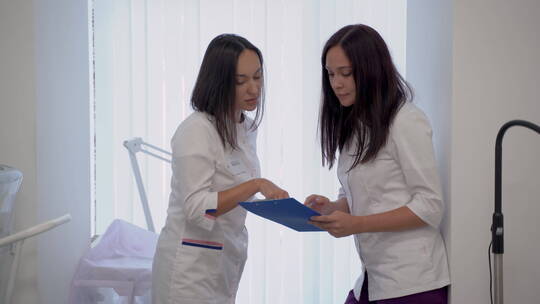 女护士和医生在医院谈医学诊断视频素材模板下载