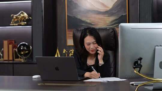 职场女性办公打电话联系业务