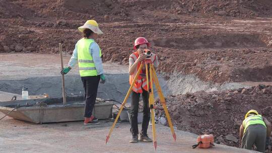 4K建筑工地施工测量挖机土方运输视频素材模板下载