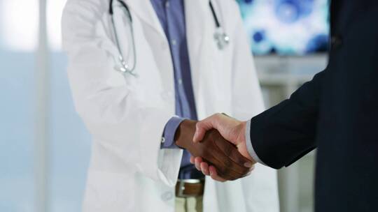 医生在医院与一位商人握手1