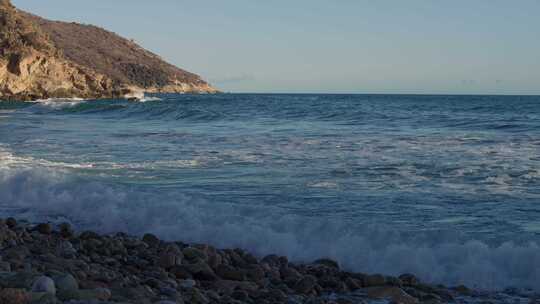 海边海浪拍打岸边礁石