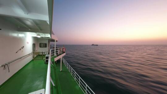 夕阳下轮船航行在大海上，延时摄影
