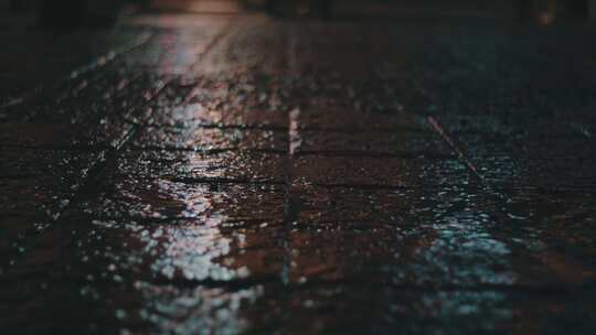 晚上人行道上的雨