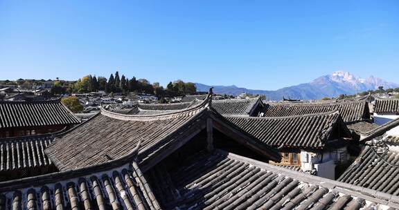 在丽江古城屋顶眺望远处的玉龙雪山