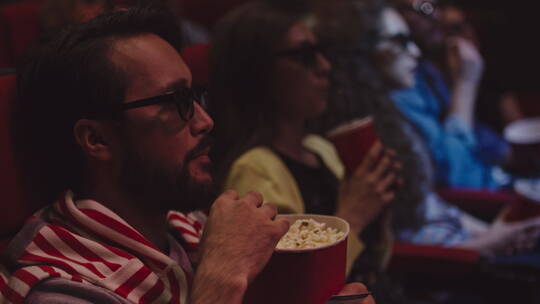 电影院看电影吃爆米花的夫妻视频素材模板下载