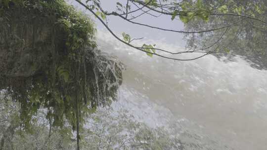 汹涌的河流，翻滚的河水