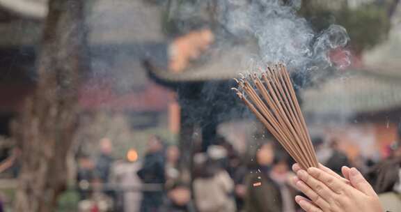 寺庙佛堂香炉点香祈福燃烧香特写