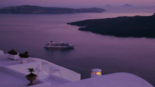 一艘游轮在紫光中穿过希腊群岛