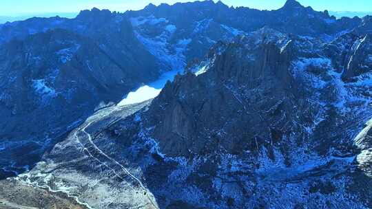 高山湖泊间蜿蜒道路的自然风光