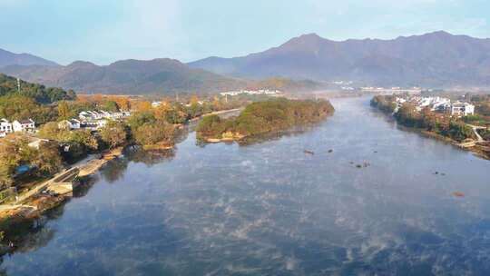 航拍安徽宣城泾县桃花潭两岸景区的唯美晨景
