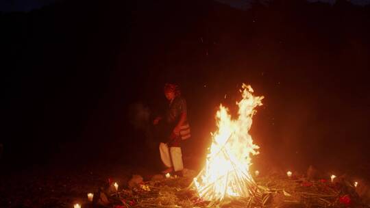 篝火旁跳舞的土著人