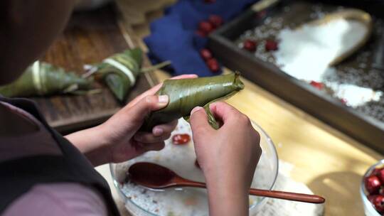 手工包制粽子的儿童特写