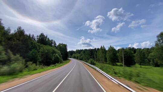 行驶在森林的详见高速路上第一视角