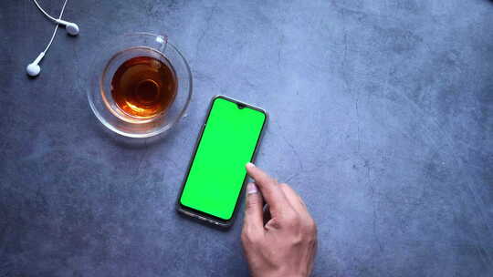 人操作绿屏手机的特写视频素材模板下载