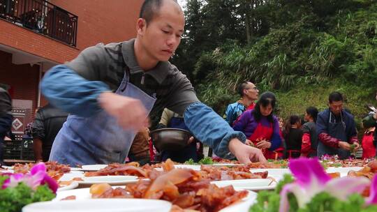 农村大厨在制作美食