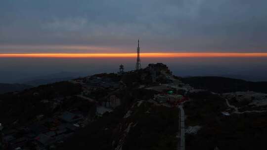 泰山极顶暮色下的山峦风光